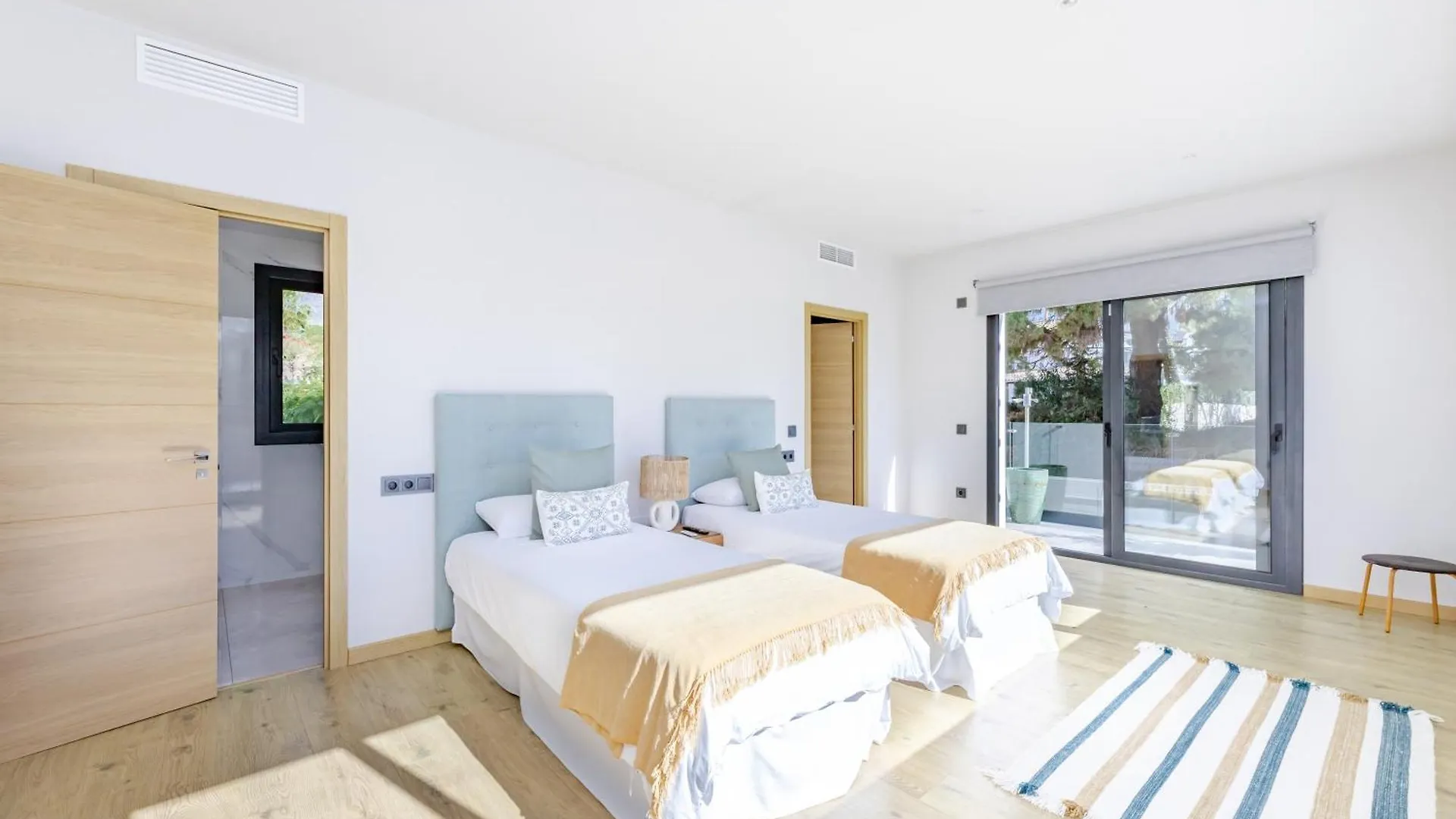 Villa Alegria By Kura Homes 마르베야